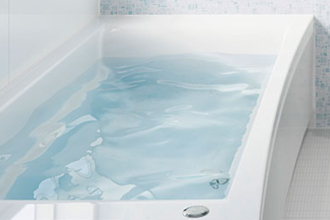 高断熱FRP浴槽のフチに触れている様子