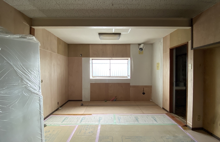 基礎や柱といった構造体を活つつ、内装や設備を一度解体して作り直すスケルトンリノベーションという手法が一般的