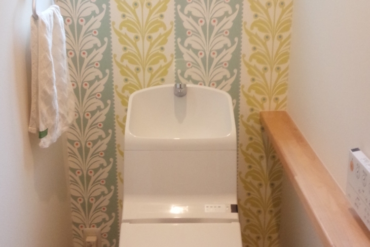 トイレの中で最も目に入る面積が大きいのが壁紙です。モノトーンや落ち着いた配色で高級感を出したり、柄のある壁紙で明るいトイレにすることもできます