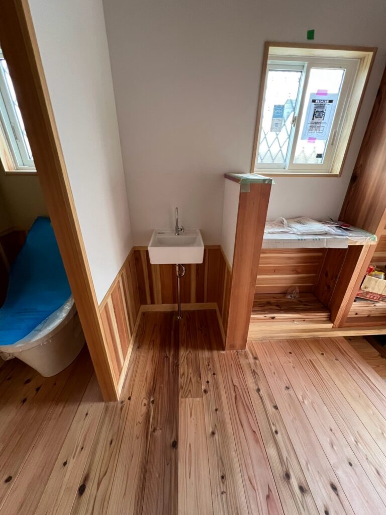 トイレと玄関の間にコンパクトな手洗い場を設置しました。