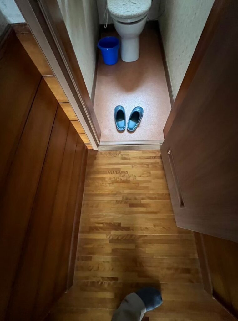 開口部が狭いため、空間全体が狭く感じられました。